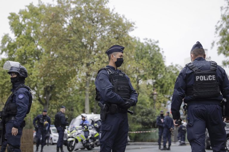 Παρίσι: Αστυνομικοί εξουδετέρωσαν άνδρα που τους απειλούσε με δύο μαχαίρια