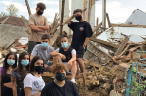 «Πίσω στα δικά μας»: Ομάδα από youtubers και tiktokers βοηθούν τους πληγέντες στην Καρδίτσα