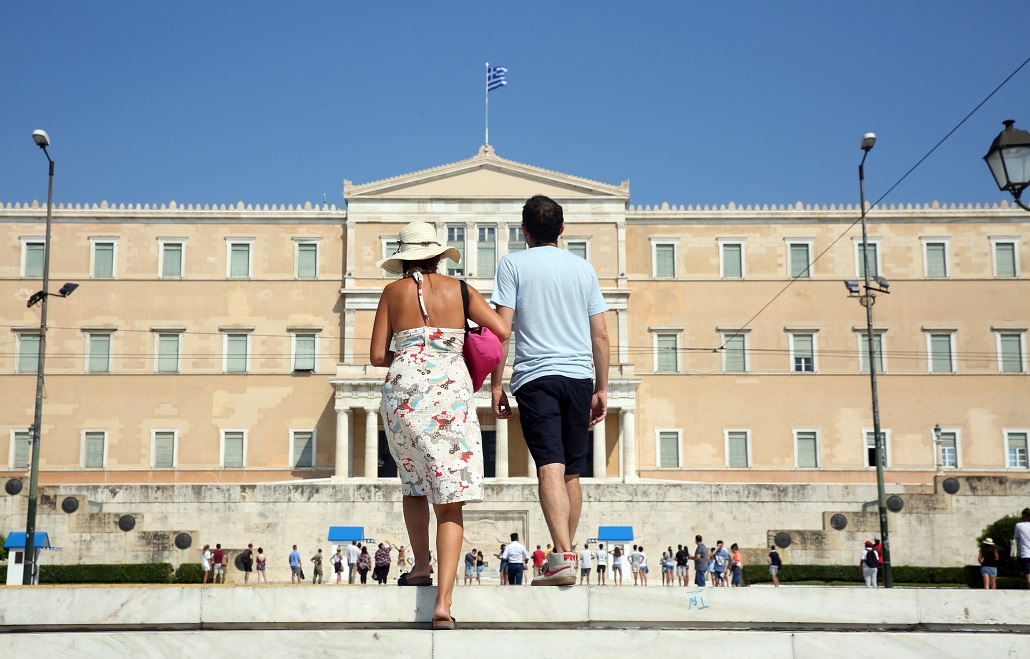 Επελαύνει ο καύσωνας: Κλειστά σχολεία, έκτακτα μέτρα και συστάσεις προς ευπαθείς