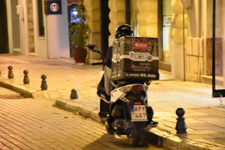 Σύγχυση για τα delivery μετά τα μεσάνυχτα σε Χανιά και Ηράκλειο