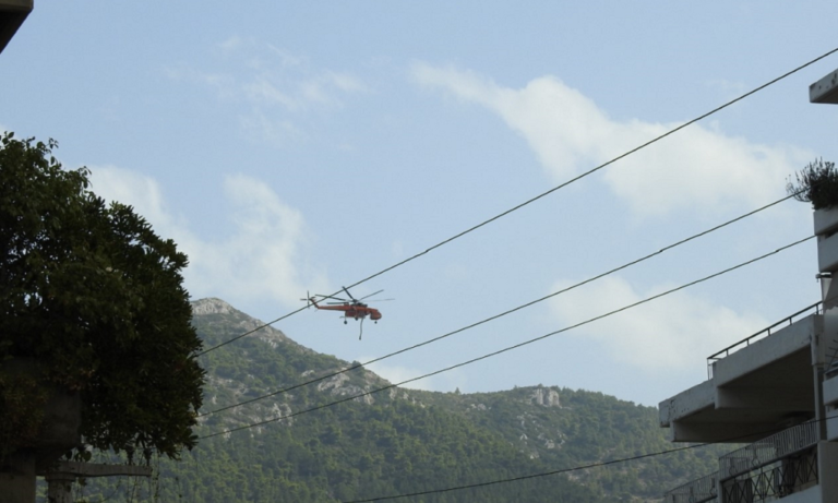 Υπό έλεγχο η πυρκαγιά στον Βύρωνα – Κυκλοφοριακές ρυθμίσεις στον Καρέα