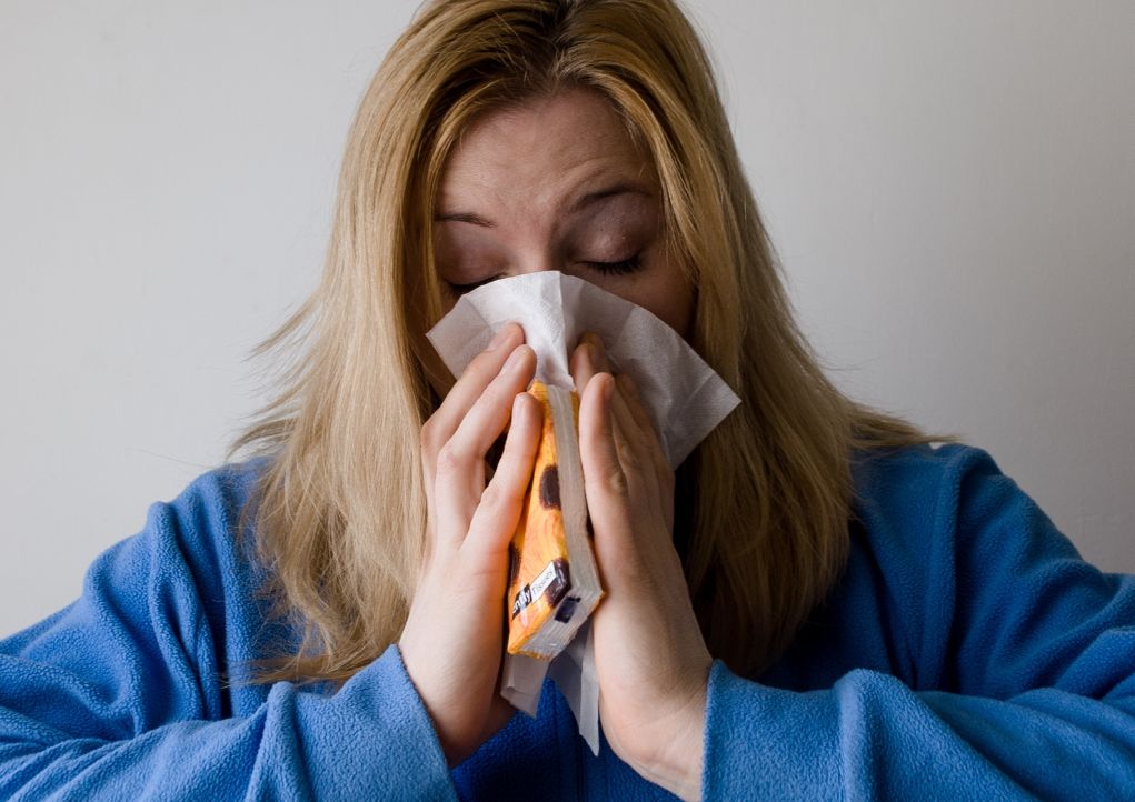 Έρευνα: Το κοινό κρυολόγημα «εμποδίζει» τον ιό της γρίπης – ίσως και τον κορονοϊό