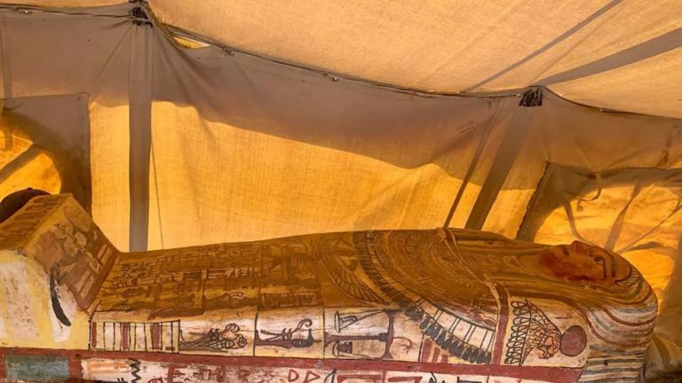 Αίγυπτος: Ανακαλύφθηκαν σφραγισμένα φέρετρα 2.500 ετών με μούμιες