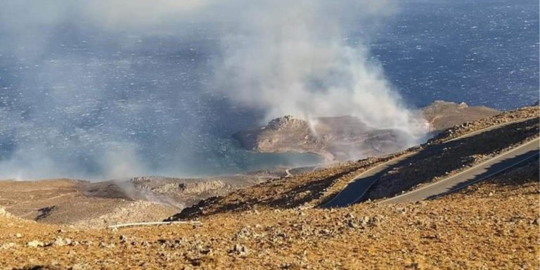 Υπό μερικό έλεγχο η φωτιά στον Ξερόκαμπο Σητείας