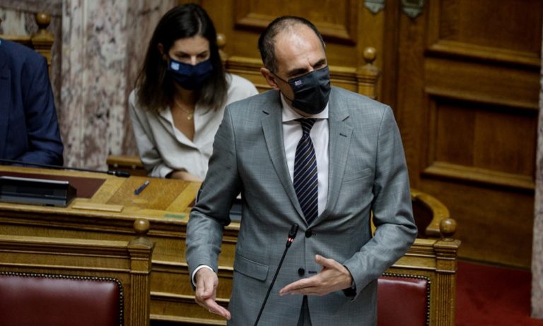 Διαξιφισμοί Γεραπετρίτη-Ραγκούση στη Βουλή για καταλήψεις και μάσκες στα σχολεία (video)