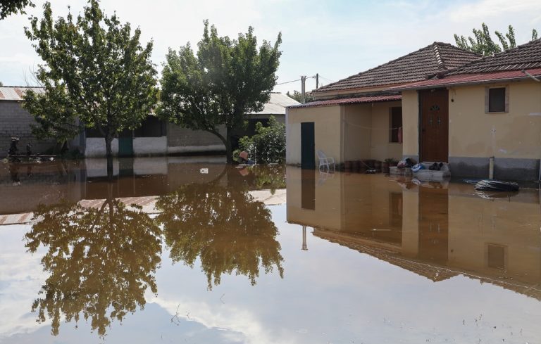 Καρδίτσα: Ζωή βουτηγμένη στη λάσπη – Ζήτημα υγείας θέτουν οι κάτοικοι (video)