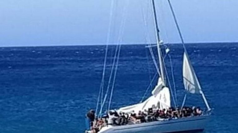 Στο κλειστό Κολυμβητήριο στο Ακρωτήρι οι μετανάστες που διασώθηκαν στα νότια της Κρήτης