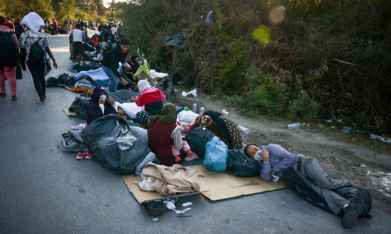 Eπίτροπος Εσωτερικών Υποθέσεων: “Προτεραιότητα η ασφάλεια και η στέγη των ανθρώπων στη Μόρια”