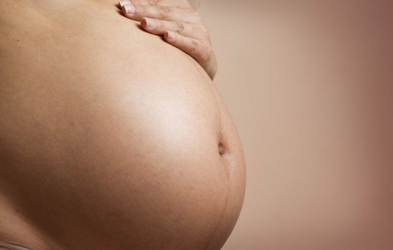 Έρευνα: Πιθανότερος ο πρόωρος τοκετός για τις έγκυες με κορονοϊό