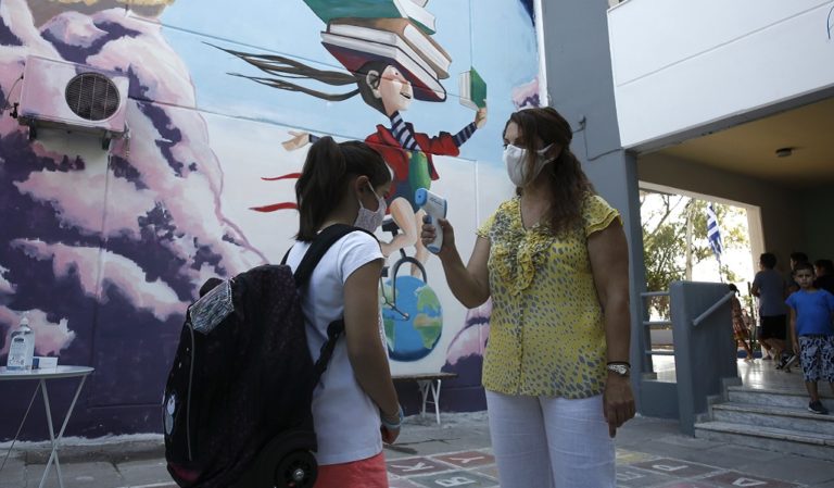 Νέα μέτρα σε Δήμους της Αττικής – Αγιασμός με μάσκες στα σχολεία (video)