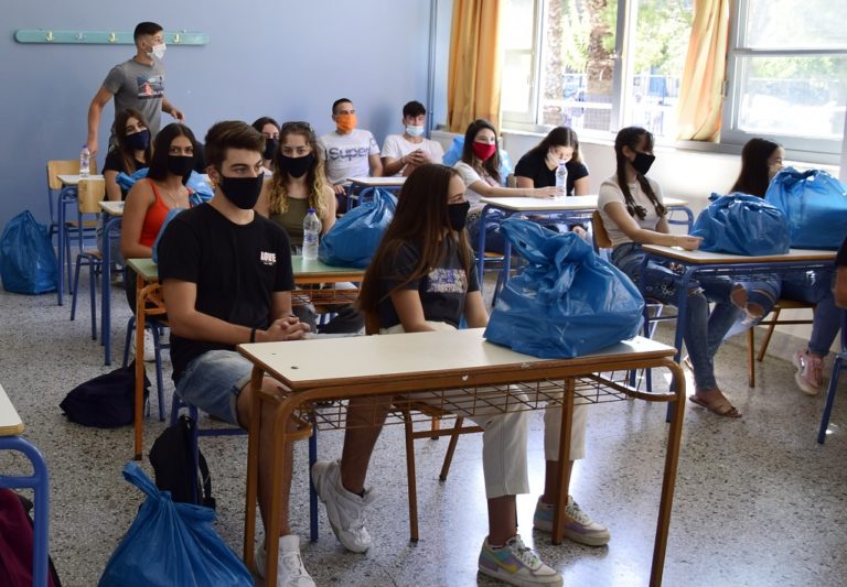 Δώδεκα μήνες με αναστολή σε καθηγήτρια ΕΠΑΛ που αρνούνταν να φορέσει μάσκα