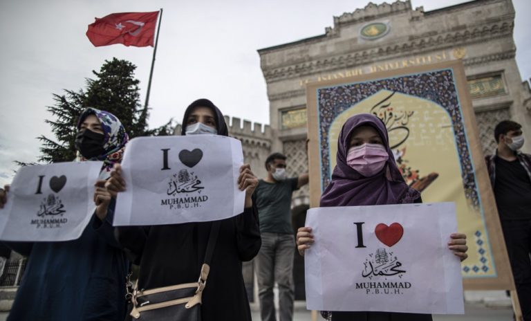 Διαδήλωση στην Τουρκία για τη δημοσίευση σκίτσων του Μωάμεθ στο γαλλικό περιοδικό Charlie Hebdo