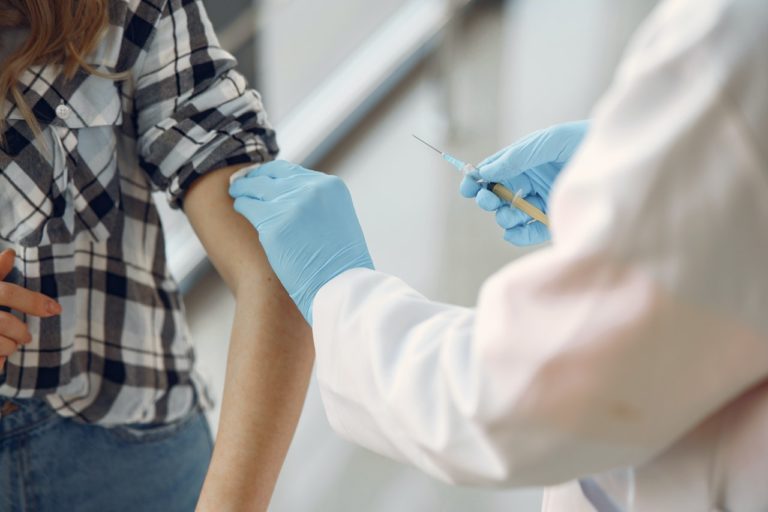 Μπαχρέιν: Αποφασίστηκε ο εμβολιασμός των εφήβων 12-17 ετών για την COVID-19