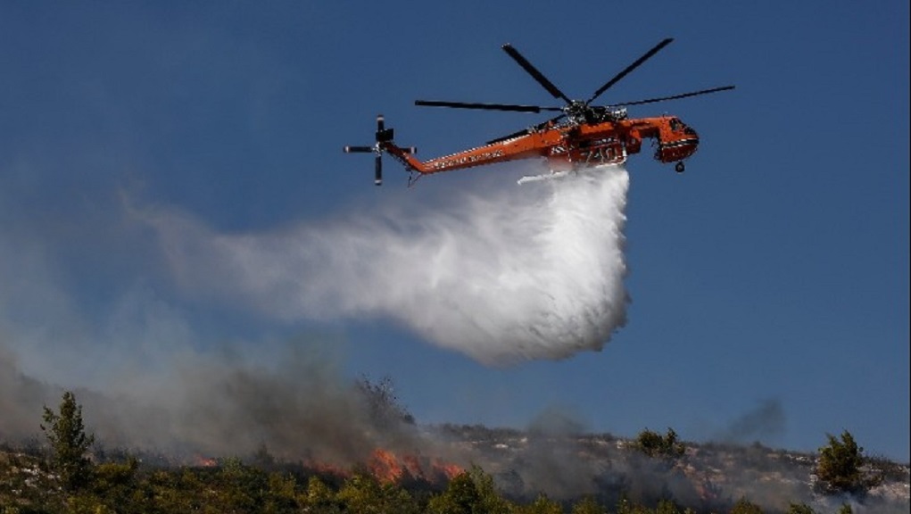 Ενισχύονται οι πυροσβεστικές δυνάμεις στη Νέα Μάκρη- Φωτιά λόγω βλάβης Ι.Χ
