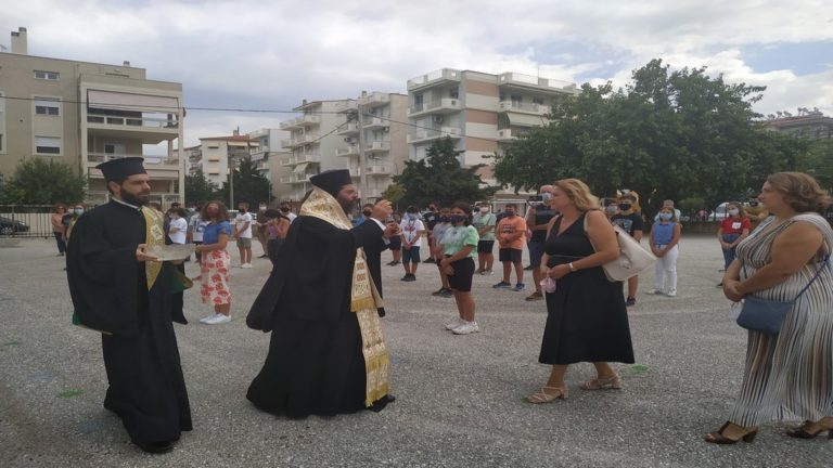 Αγιασμός στα σχολεία με μάσκες και εκπροσώπους από τα τμήματα