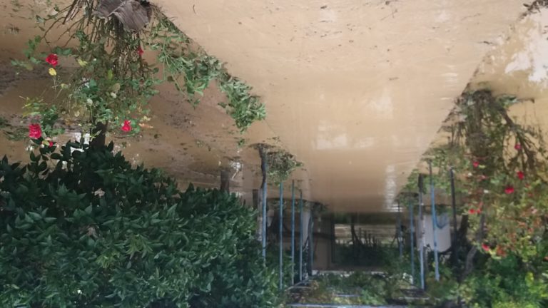 Αγρίνιο: Πλημμυρικά φαινόμενα από την έντονη βροχόπτωση – Κλειστοί δρόμοι – Απομακρύνθηκαν μαθητές στη Νεάπολη