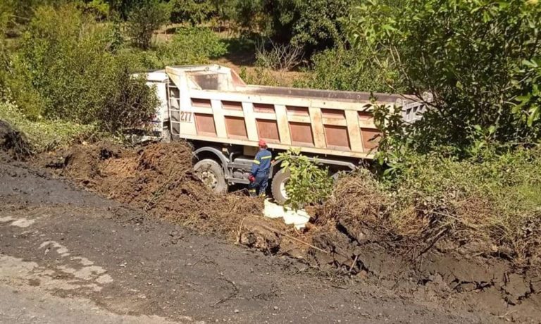 Κέρκυρα: Τραυματίστηκε οδηγός φορτηγού που ανετράπη στο Τεμπλόνι