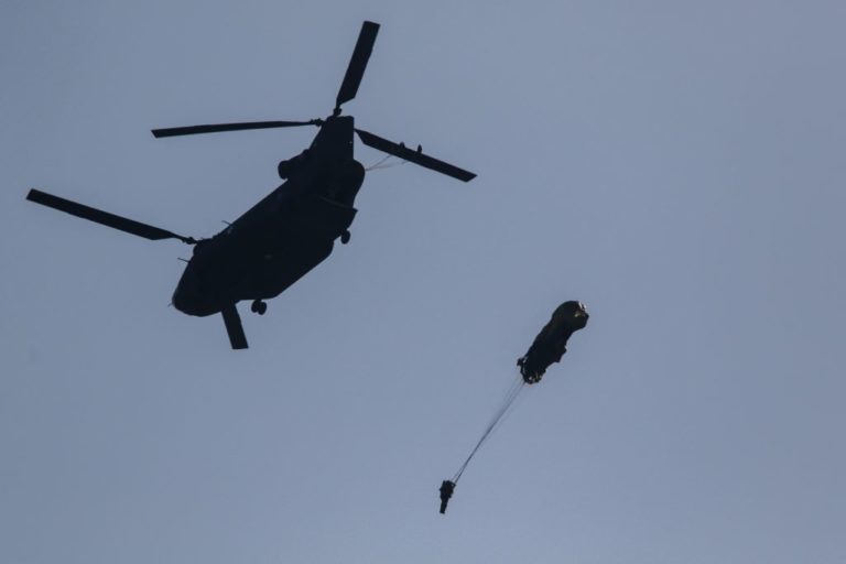 Νεκρός αλεξιπτωτιστής που παρασύρθηκε από δυνατούς ανέμους (video)