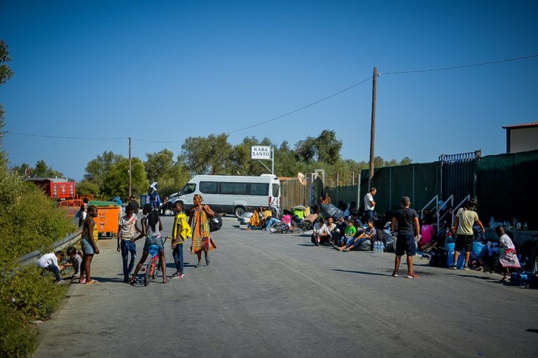 Υπ. Μετανάστευσης: Ενέργειες για τη σίτιση και στέγαση των μεταναστών της  Μόριας