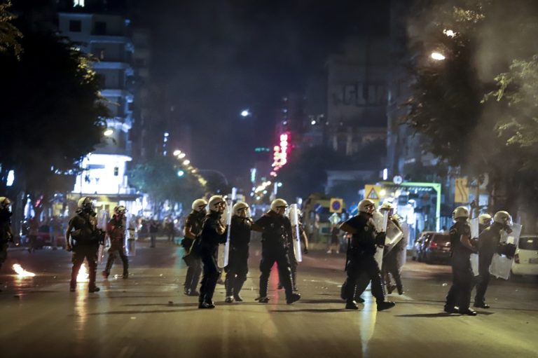 Μολότοφ και δακρυγόνα στο κέντρο της Θεσσαλονίκης