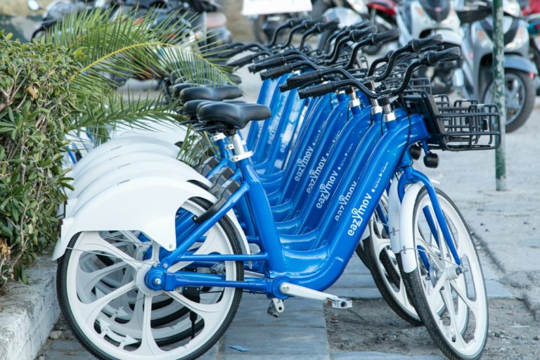 Διευκρινίσεις για τα ηλεκτρικά μοτοποδήλατα από το υπουργείο Υποδομών και Μεταφορών
