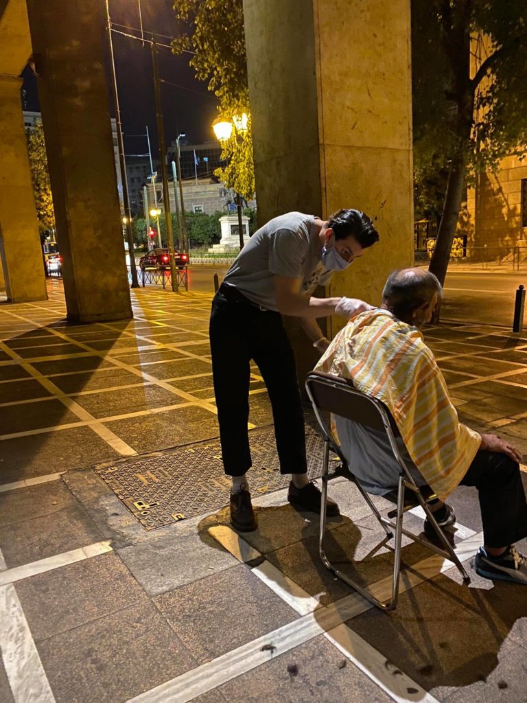 Κομμωτές βγαίνουν στους δρόμους και κουρεύουν άστεγους της Αθήνας