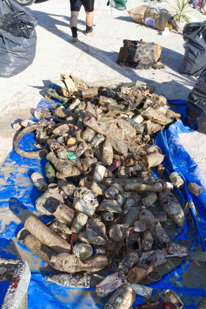 Μάζεψαν 212 κιλά σκουπίδια από το βυθό της Πάχης Μεγάρων (pic)