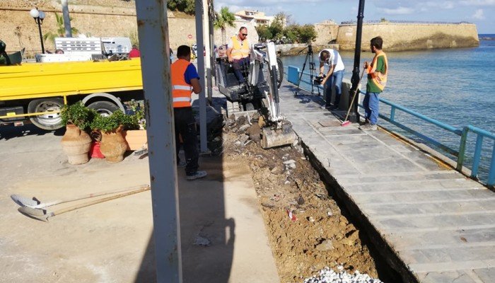 Χανιά: Εργασίες αποκατάστασης του οδοστρώματος στο παραλιακό μέτωπο του Κουμ Καπί