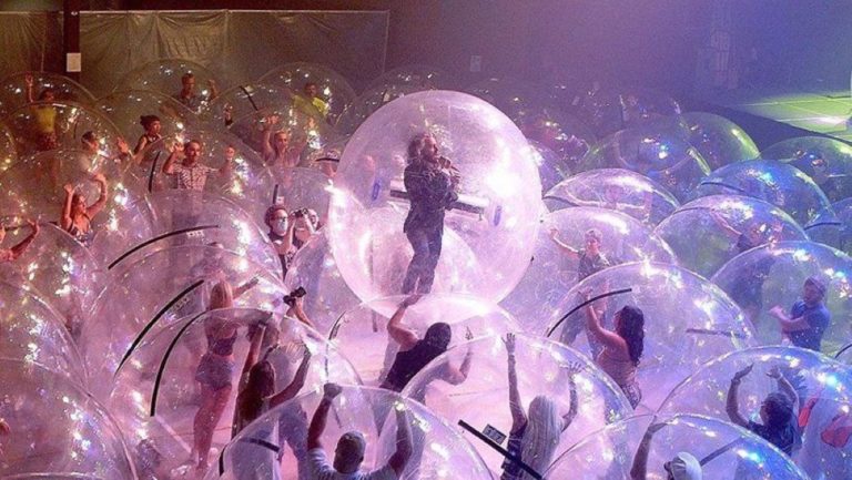 Συναυλία των «The Flaming Lips» μέσα σε φούσκες