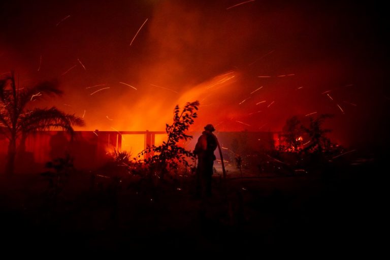ΗΠΑ: Έγινε η μέρα νύχτα από τους πυκνούς καπνούς της πυρκαγιάς «Silverado»