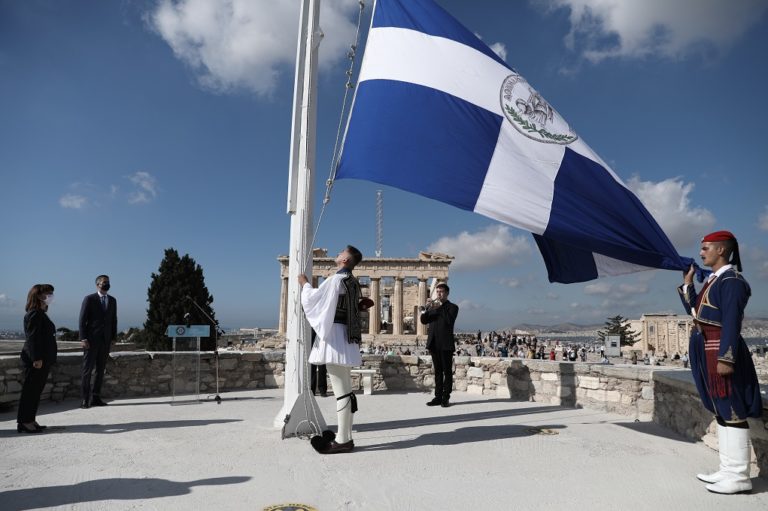 Η Αθήνα γιορτάζει την Απελευθέρωση από τους Γερμανούς (video)