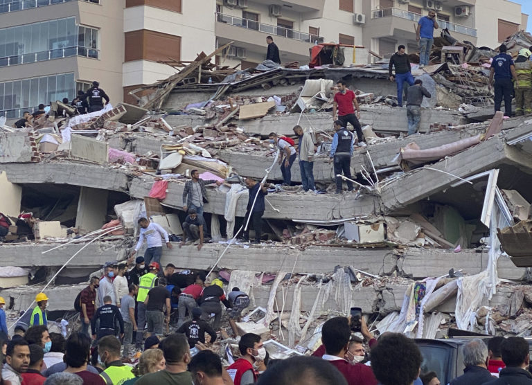 Σμύρνη: Μάχη από τα σωστικά συνεργεία για τον εντοπισμό επιζώντων μετά το φονικό σεισμό των 6,7R (video)