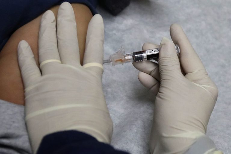 Οι αρχές της Σιγκαπούρης ανέστειλαν προσωρινά τη χρήση δύο αντιγριπικών εμβολίων