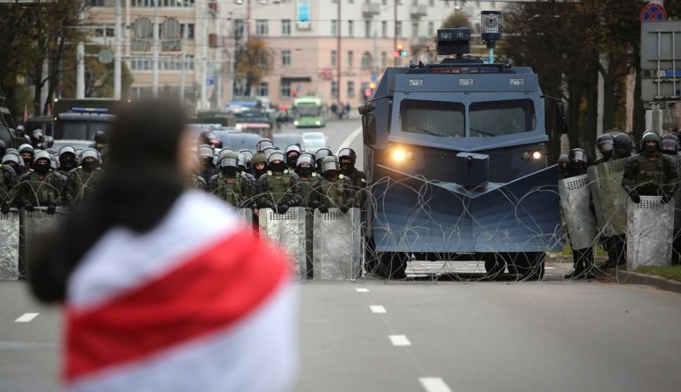 Λευκορωσία: Αναφορές για πυροβολισμούς από τις δυνάμεις καταστολής κατά διαδηλωτών