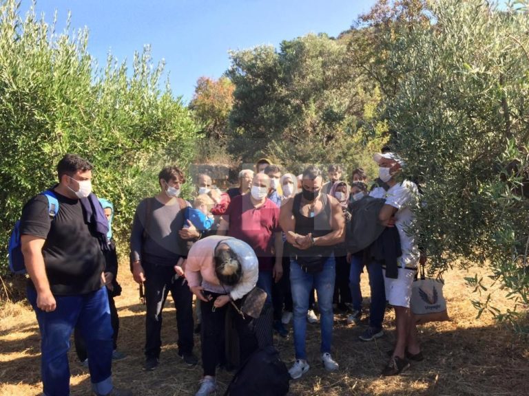 Πρόσφυγες – μετανάστες με ξύλινη βάρκα στα Αγιάσματα Χίου