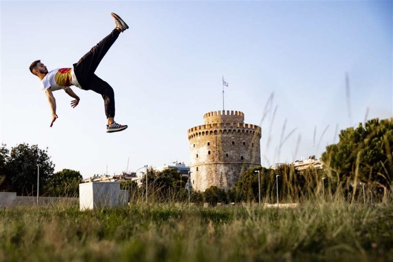 Θεσσαλονίκη: Η πόλη “βγάζει” φτερά σε σποτ με τον παγκόσμιο πρωταθλητή freerunning Δημήτρη Κυρσανίδη (φώτος)