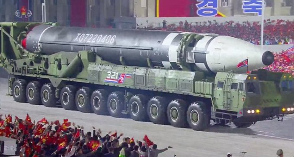 Β. Κορέα: Παρέλαση γιγαντιαίων διηπειρωτικών πυραύλων και “κανένα κρούσμα κορονοϊού”