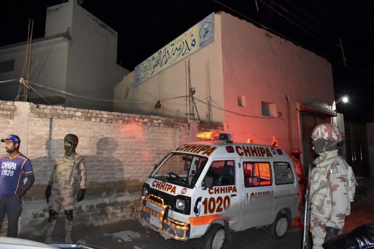 Έκρηξη βόμβας σε ιεροδιδασκαλείο σκοτώνει 7 και τραυματίζει 70 στο Πακιστάν