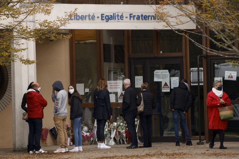 Γαλλία: Τέσσερις μαθητές μεταξύ των συλληφθέντων για τον αποκεφαλισμό του καθηγητή