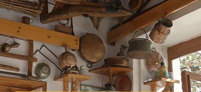 Ένα παραδοσιακό καφενείο που μοιάζει με Λαογραφικό Μουσείο (video)