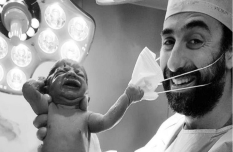 Viral φωτογραφία κάνει τον γύρο του διαδικτύου – Νεογέννητο τραβάει τη μάσκα του μαιευτήρα