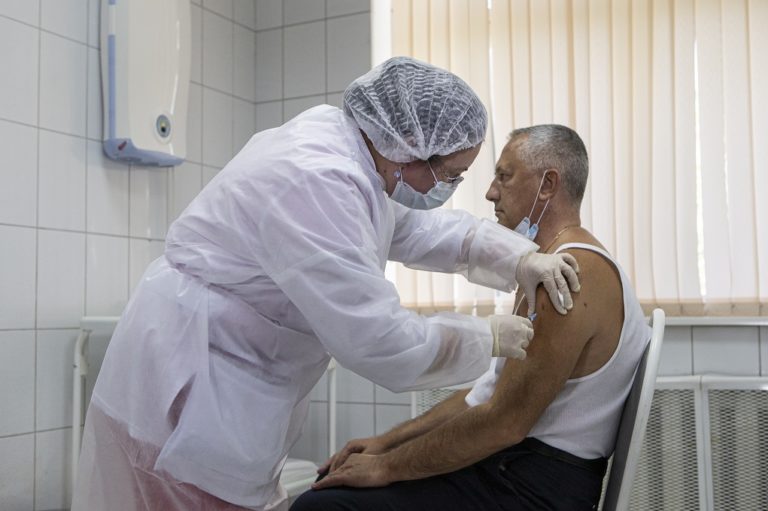 Covid-19: Χωρίς παρενέργειες το ρωσικό εμβόλιο στο 85% των εθελοντών