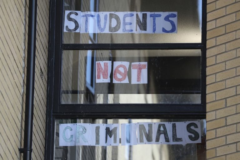 Χιλιάδες κρούσματα covid στα βρετανικά πανεπιστήμια- Φόβοι για lockdown πριν από τα Χριστούγεννα