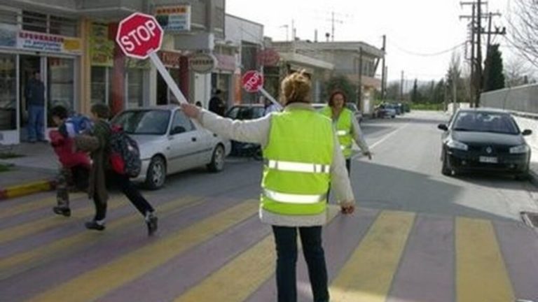 Κατερίνη: Γιλέκα και εξοπλισμός στους σχολικούς τροχονόμους (video)