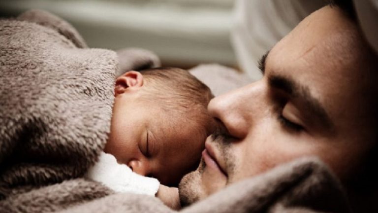 Άδεια πατρότητας: Από τις δύο ημέρες, αυξάνεται στις δεκατέσσερις