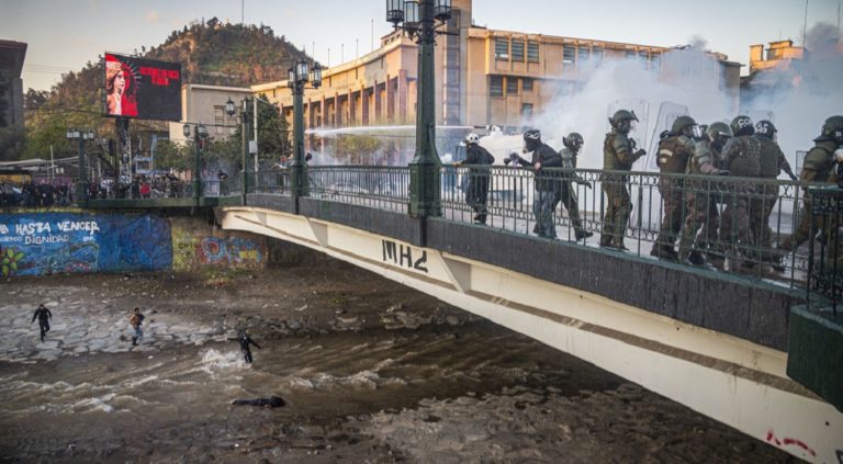 Χιλή: Ένταλμα σύλληψης για τον αστυνομικό που πέταξε 16χρονο διαδηλωτή από γέφυρα