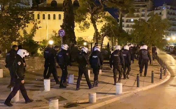 Η αστυνομία διέλυσε τα ξημερώματα συγκεντρωμένους στην πλατεία Αγίας Σοφίας
