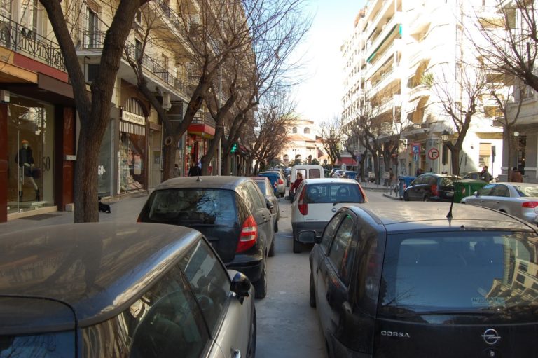 Μεγάλο πρόβλημα με τα διπλοπαρκαρισμένα αυτοκίνητα στη Θεσσαλονίκη (video)
