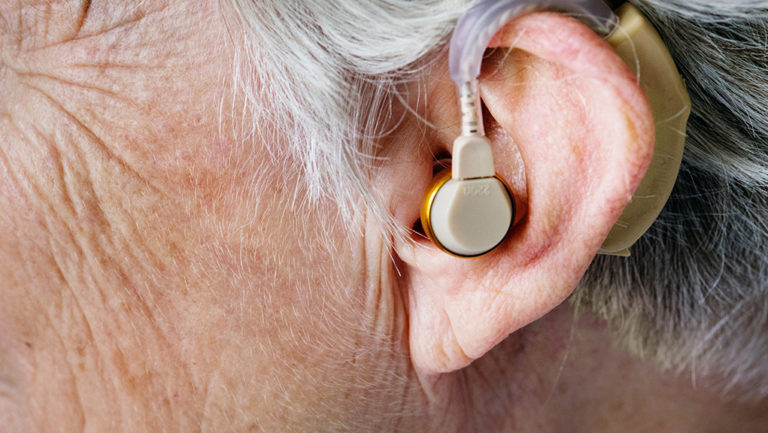 Covid-19 και απώλεια ακοής: Ελληνίδα επικεφαλής της έρευνας που μελετά το συσχετισμό