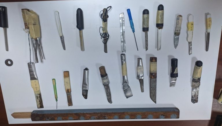 Μαχαίρια, φαλτσέτες, κατσαβίδια μεταξύ των ευρημάτων στις φυλακές Κορυδαλλού και Χανίων
